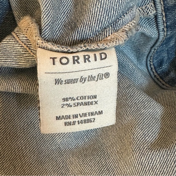 Torrid Plus Size 4 / 4X Jean Jacket Medium Wash Denim Stretch Trucker Blue - Picture 11 of 12